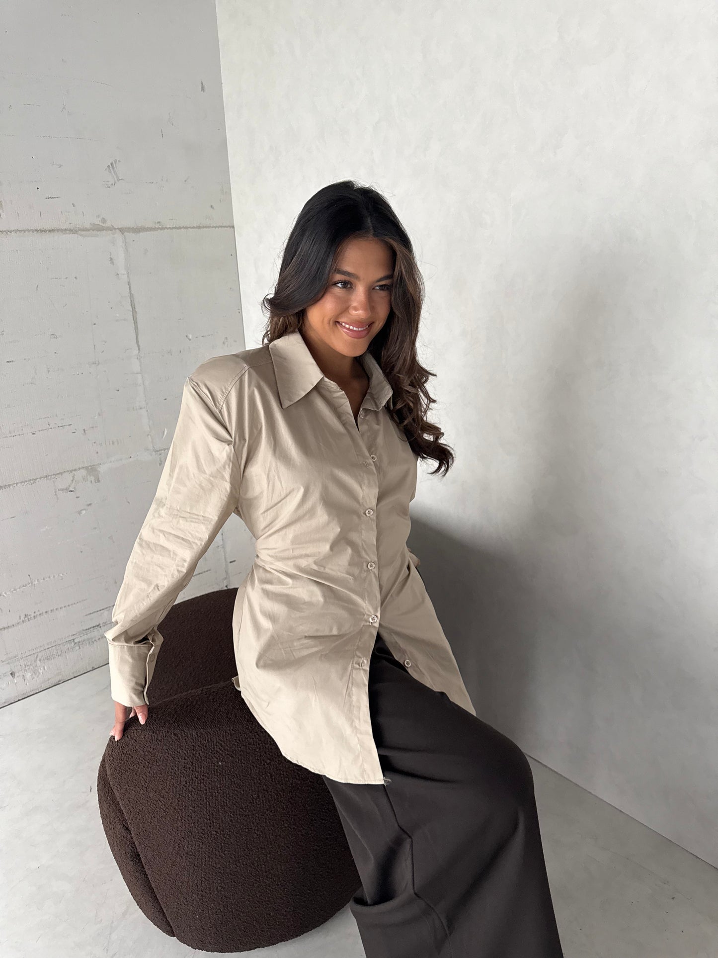 Blouse getailleerd beige