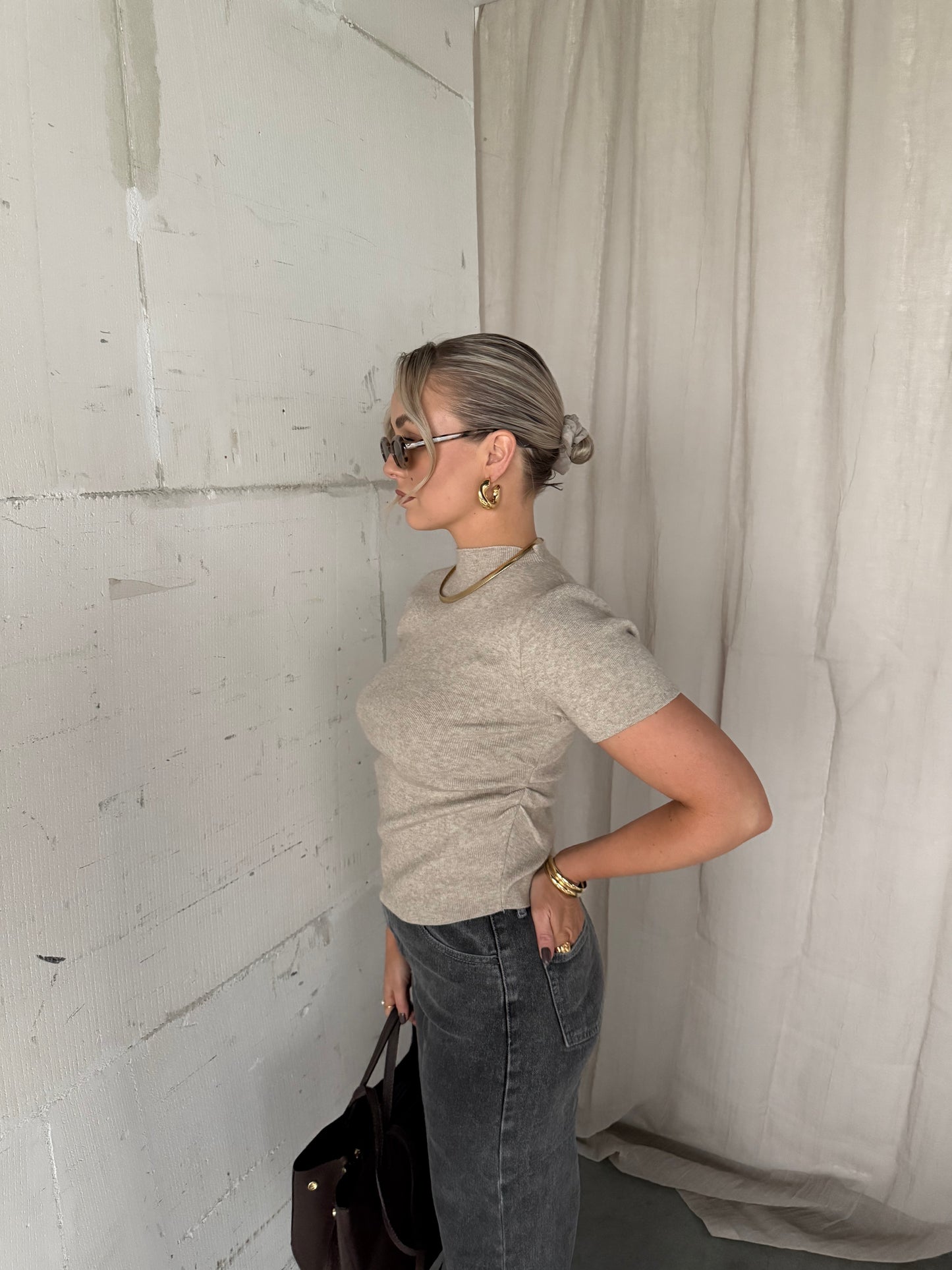 Top taupe ruffle