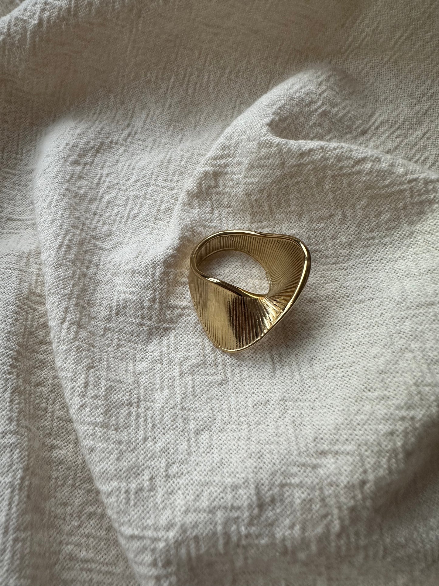 Luxury twisted ring