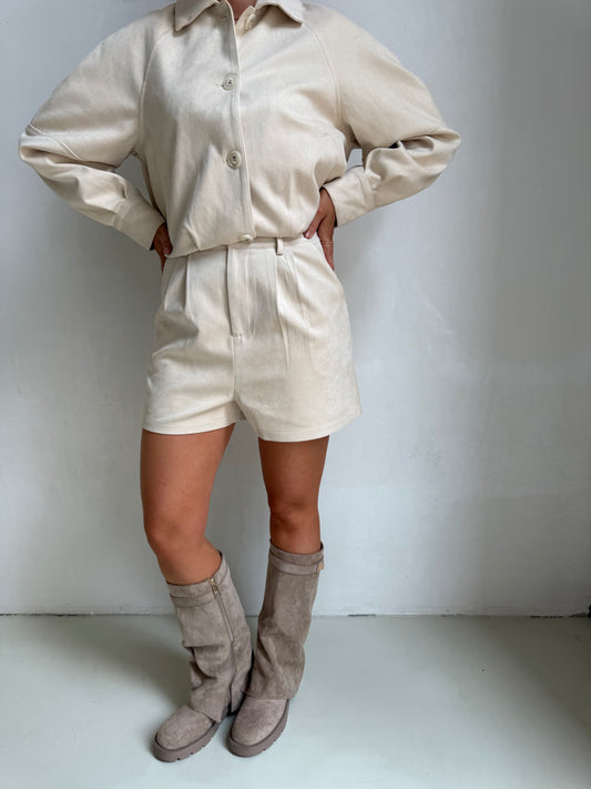 Kort broekje suède crème