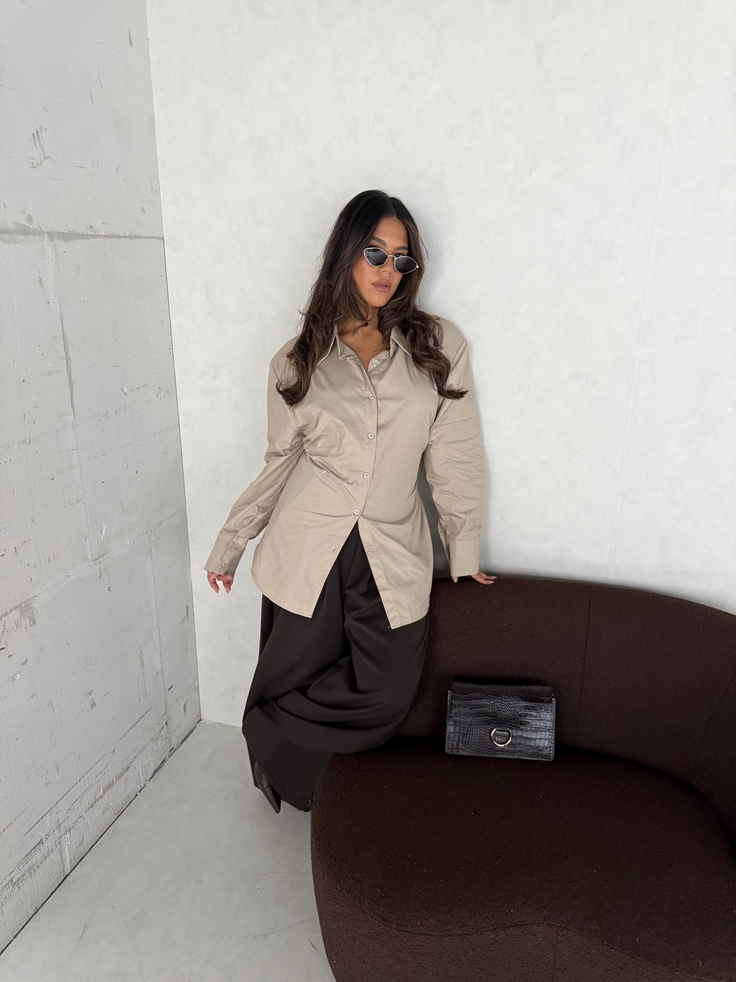 Blouse getailleerd beige