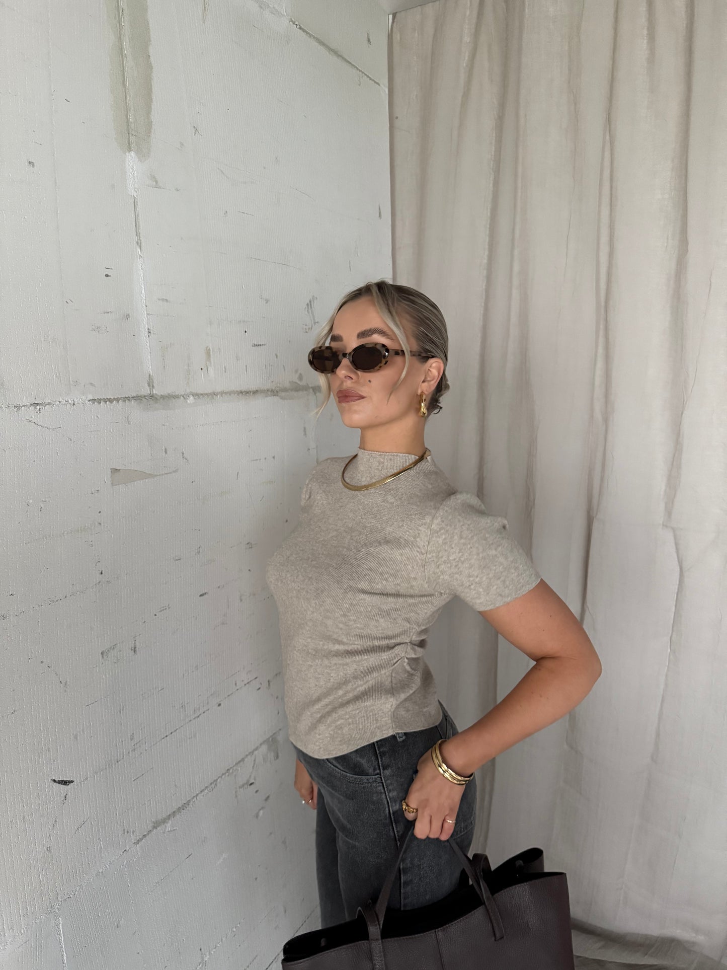 Top taupe ruffle