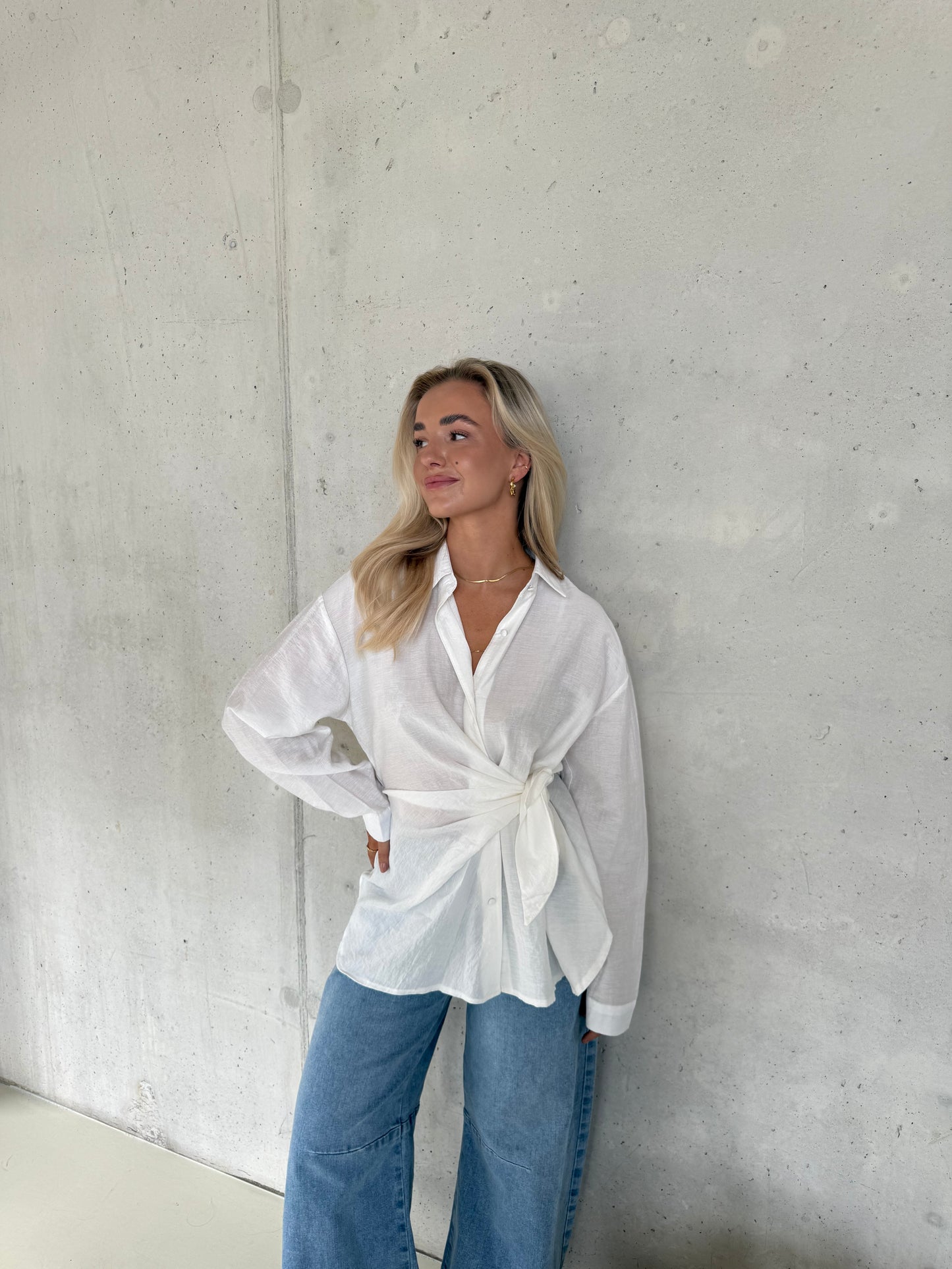 Blouse wit knoop