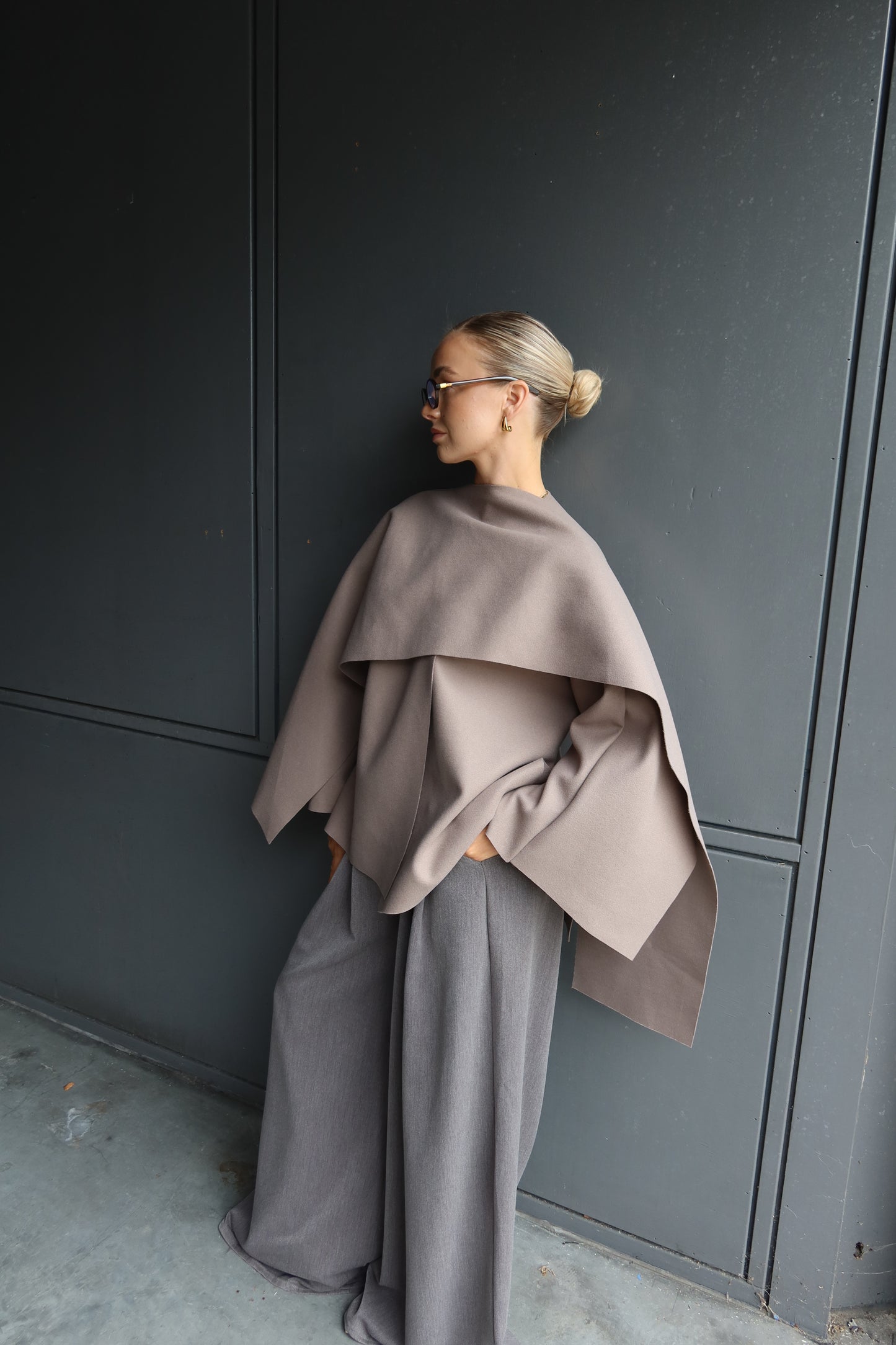 Poncho/cape taupe