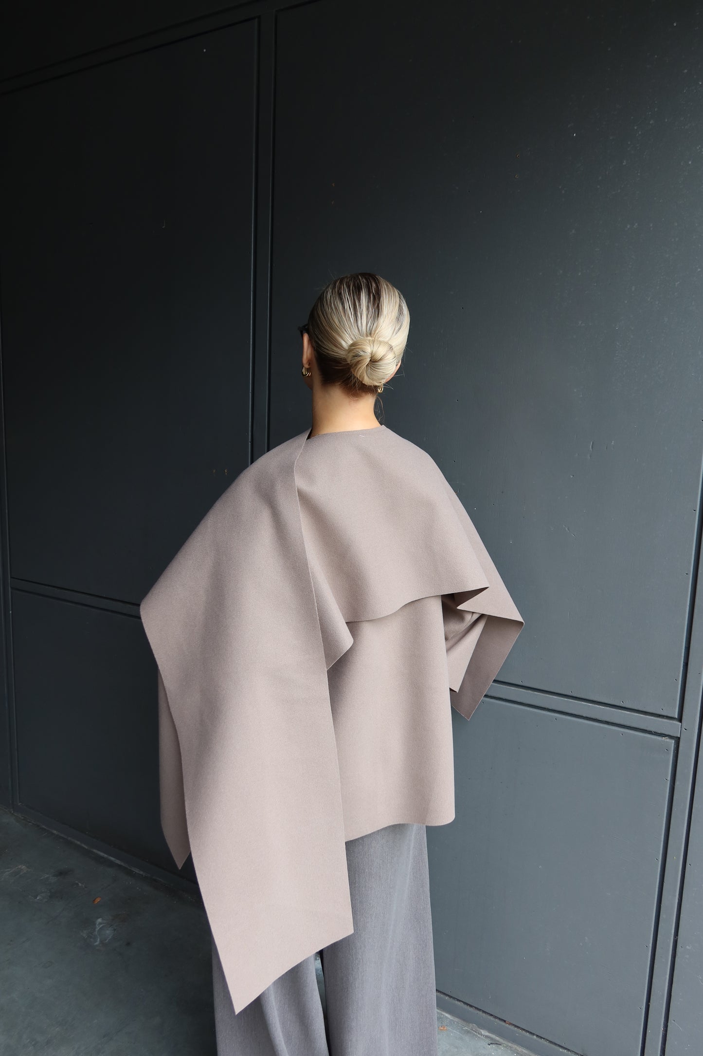 Poncho/cape taupe