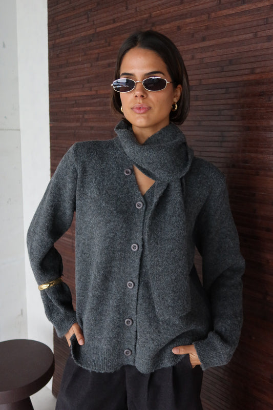 Vest grijs met sjaaltje