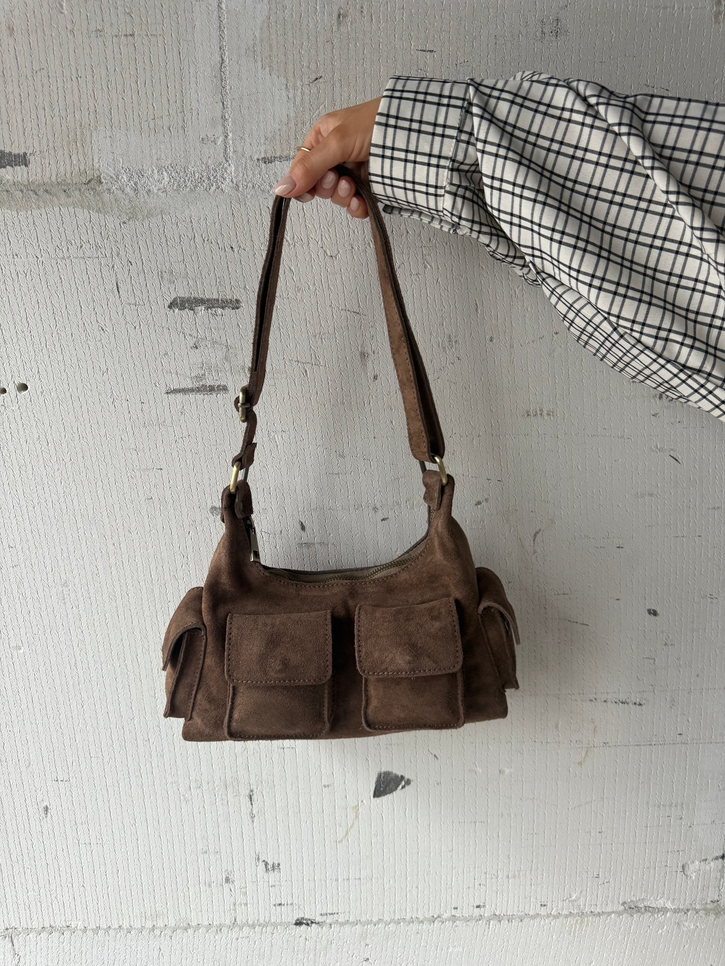 Tas taupe suede met details