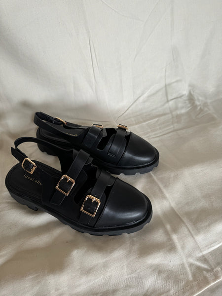 Schoen zwart met goud detail