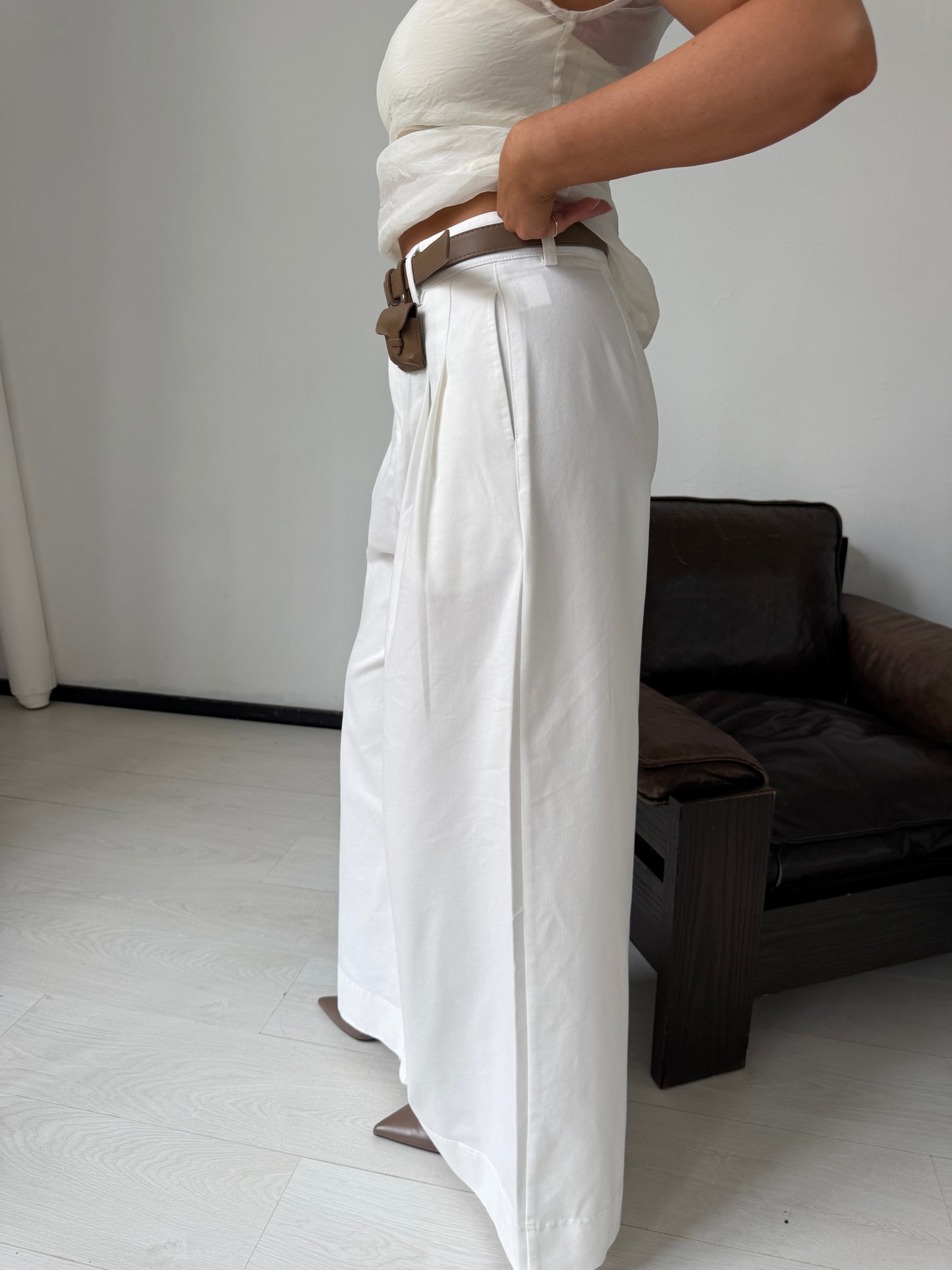 Witte broek met riempje