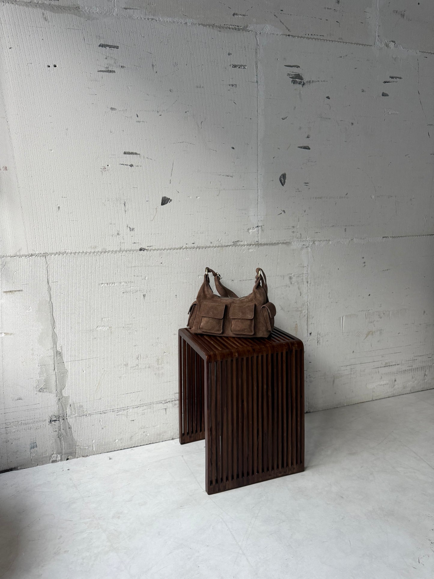 Tas taupe suede met details