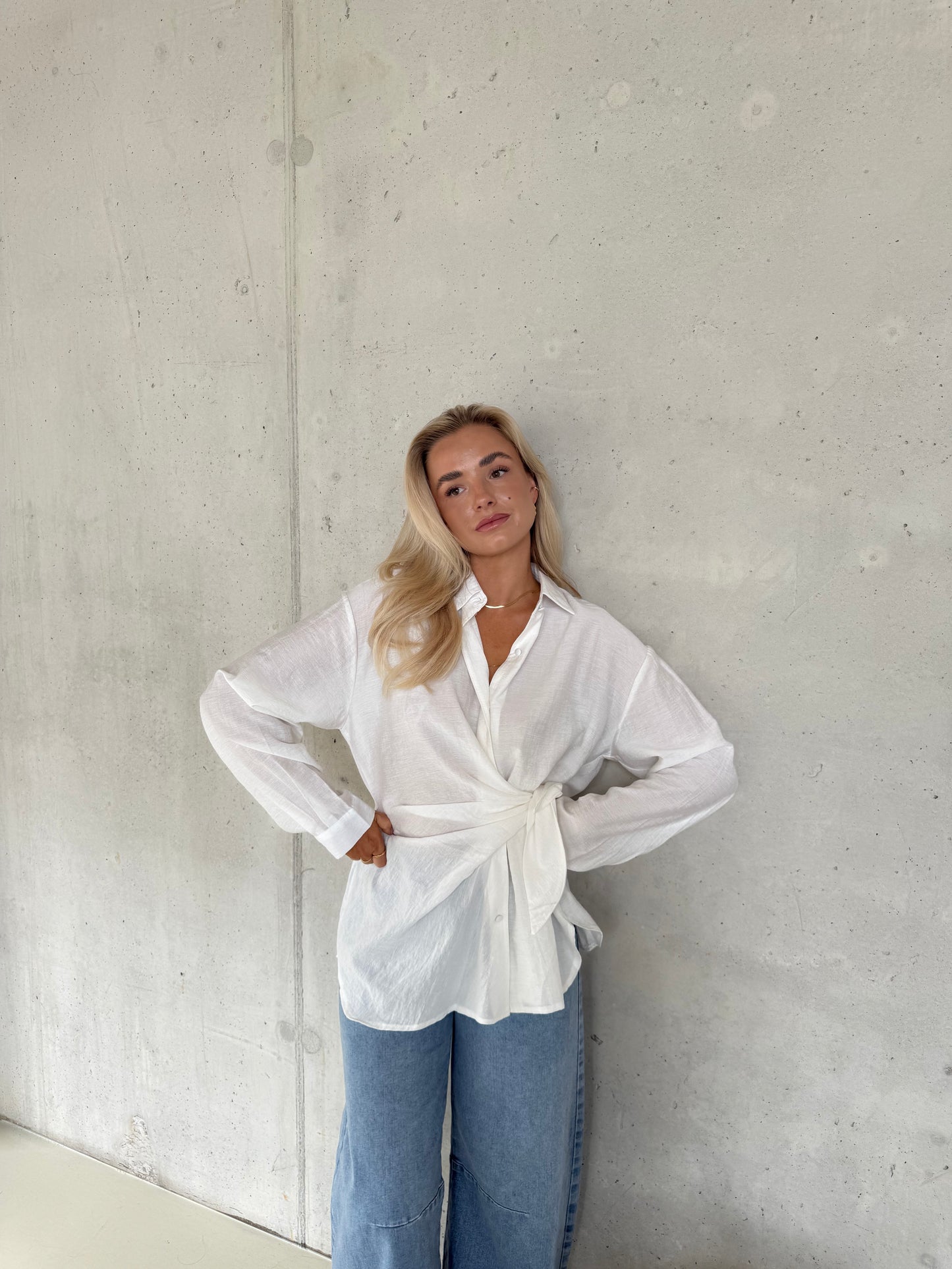 Blouse wit knoop