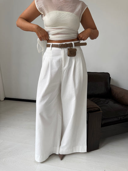 Witte broek met riempje