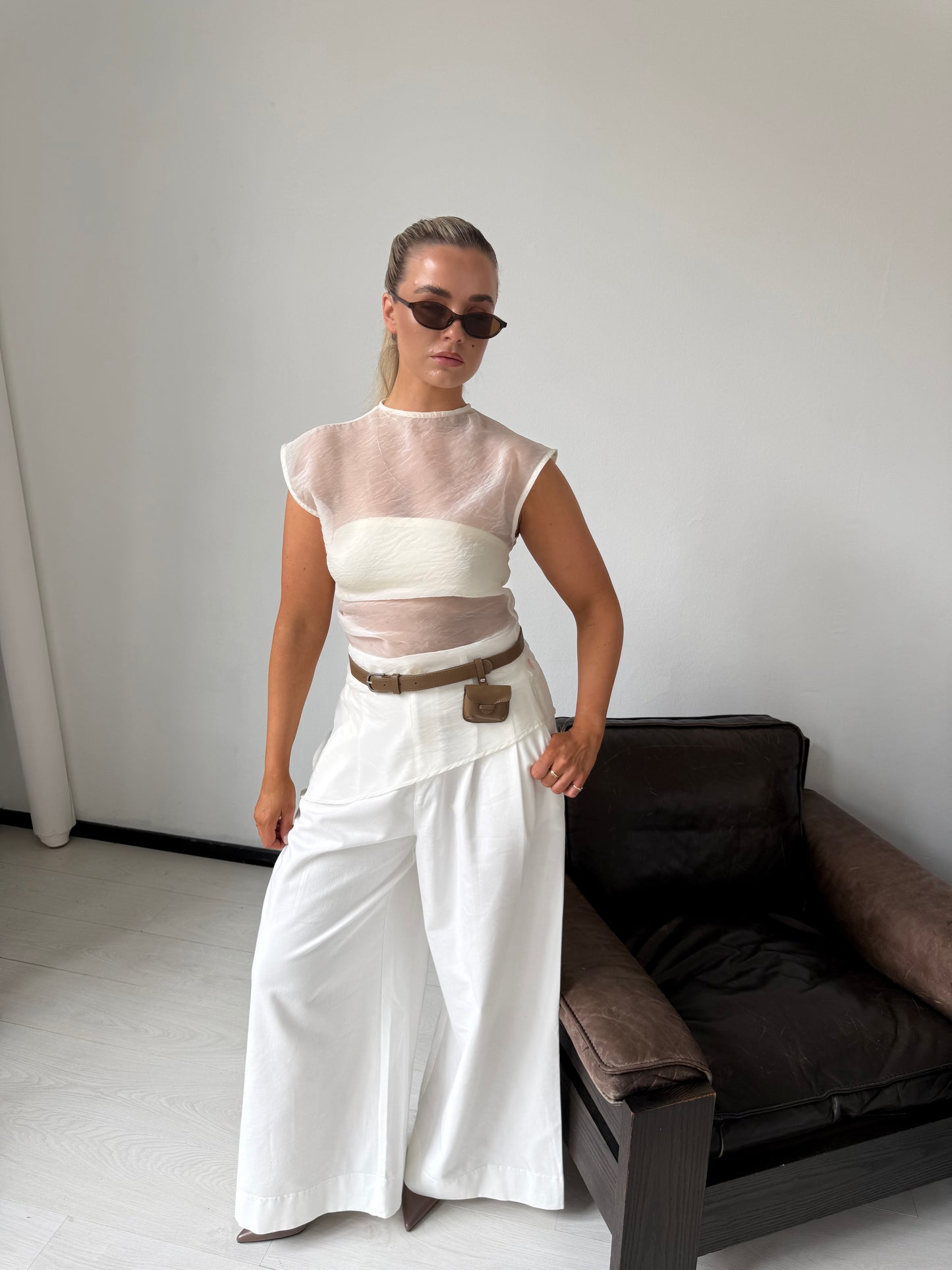 Witte broek met riempje