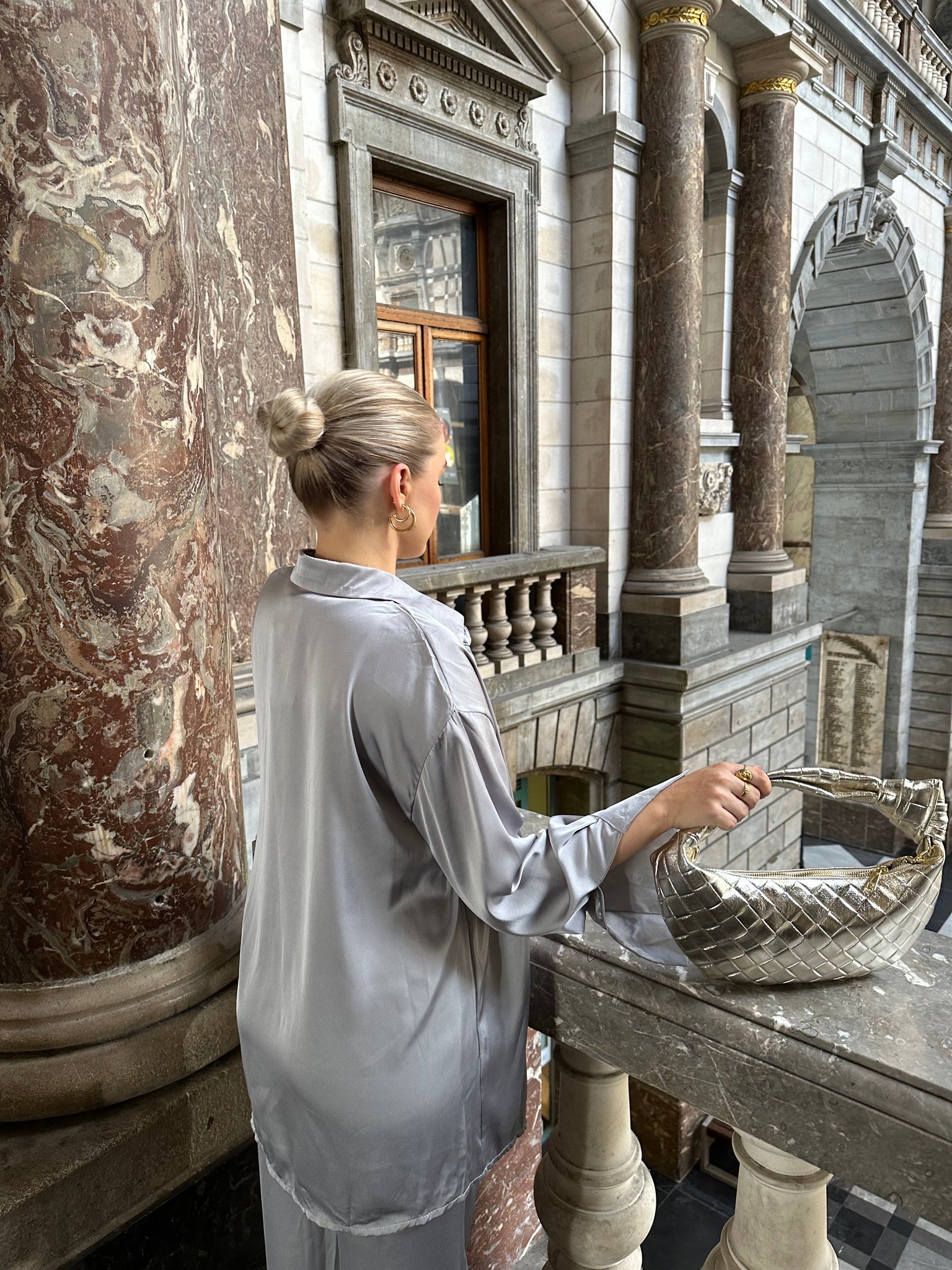 Satijnen blouse grijs