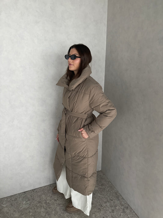 Lange puffer jas taupe