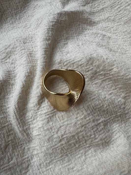 Luxury twisted ring