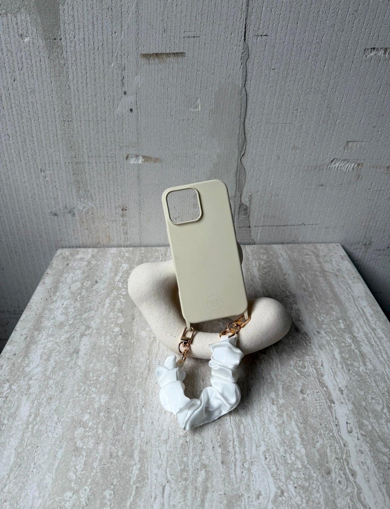 Beige hoesje + wit koord