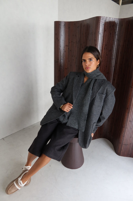 Vest grijs met sjaaltje