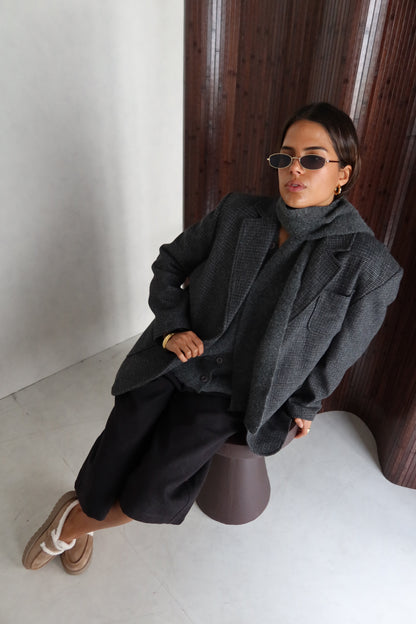 Vest grijs met sjaaltje